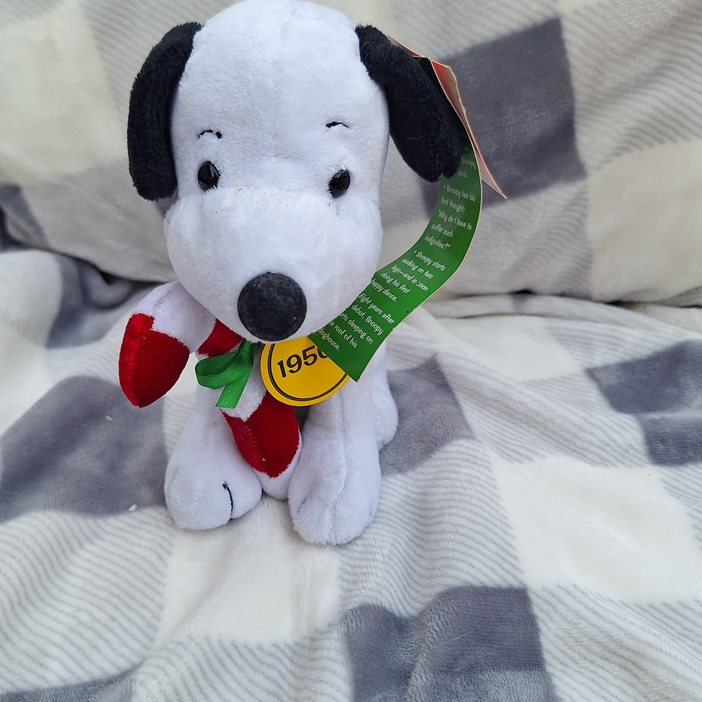2009 Snoopy Plush  1950s Decade  NWT Christmas Peanuts A Charlie Brown Christmas